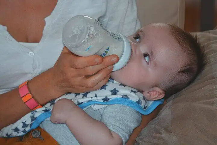 Alergia de leite de vaca e os sintomas no seu bebê