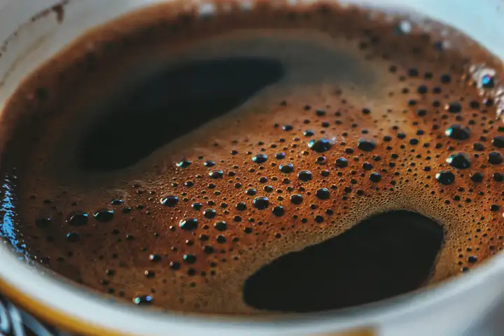 Aperto na garganta depois de consumir cafeína