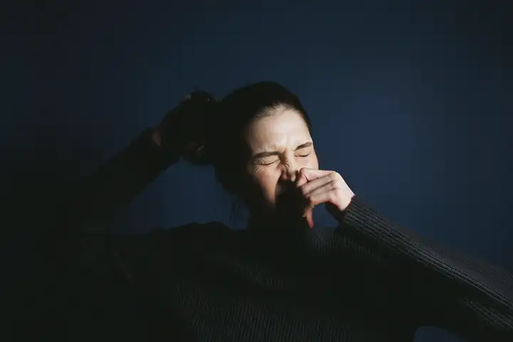 Causas e gatilhos comuns de espirro