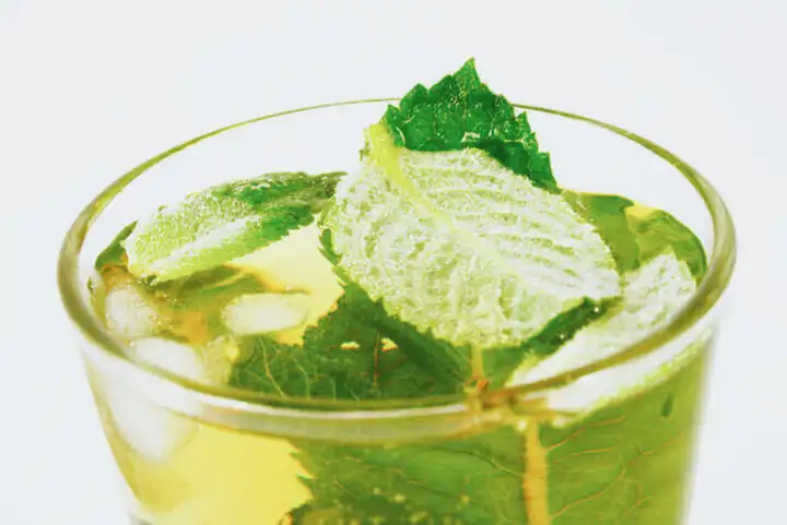 Chá verde ajuda a baixar a pressão alta e muito mais para saúde