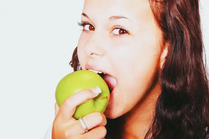 Comer 1 maçã por dia pode ajudar perder peso