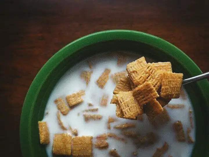 Comer uma tigela de cereal à noite é saudável?