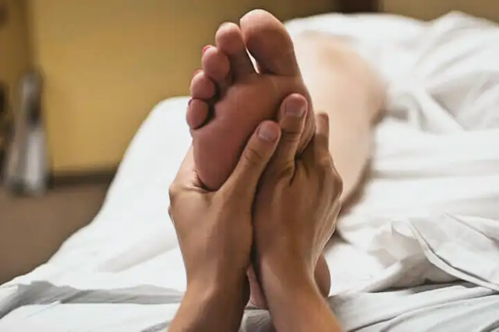 Como aliviar dores nas pernas e dores nos pés