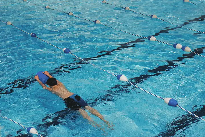 Como posso evitar lesões quando volto a nadar?