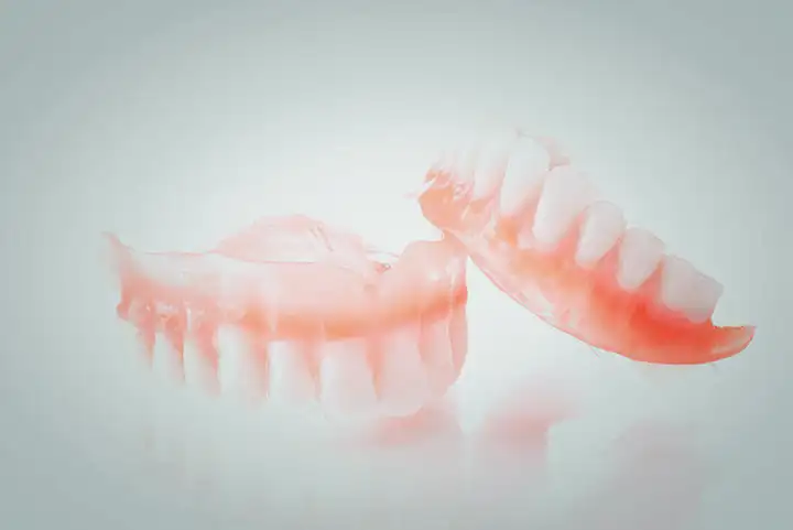 Dentaduras: Quais os cuidados que devemos ter com nossa prótese 