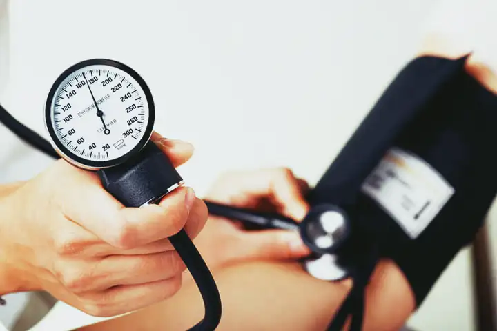 Diferença entre as leituras de pressão arterial entre os braços
