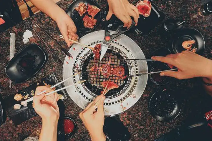 Dor de estômago depois de comer carne de porco