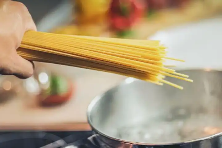 Dor de estômago depois de comer macarrão