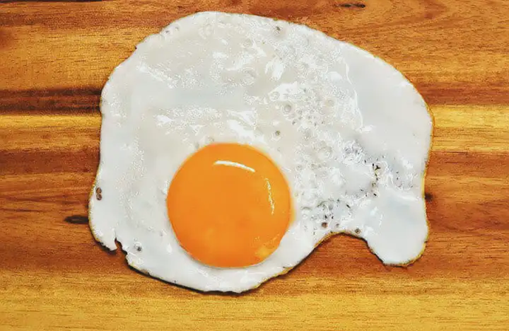 Dor estomacal depois de comer ovos: causas e como se livrar da dor?