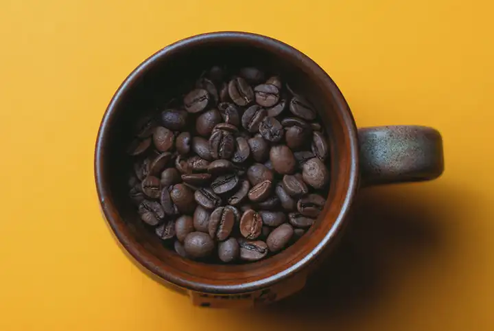 Dor no meio do estômago depois de beber álcool ou cafeína