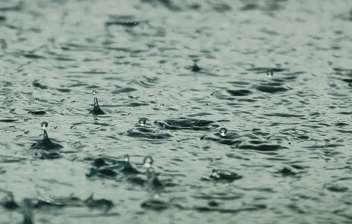 É seguro nadar enquanto chove?