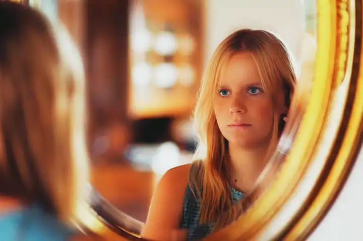 Medo de espelhos ou catoptrofobia | Causas, Sintomas e Fobias