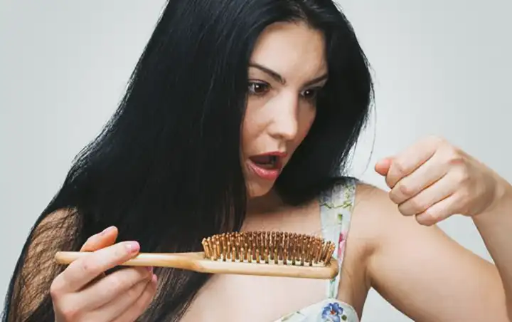 Mulheres e queda de cabelo: causas possíveis  