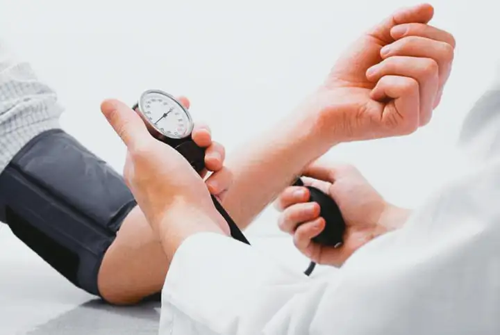 O que é uma crise hipertensiva? 6 Principais Sinais e Sintomas