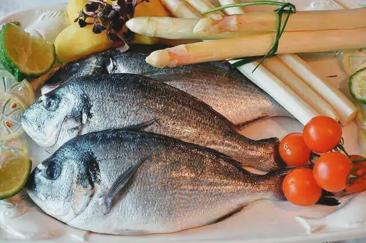 Olhos inchados depois de comer peixe Olhos inchados depois de comer peixe