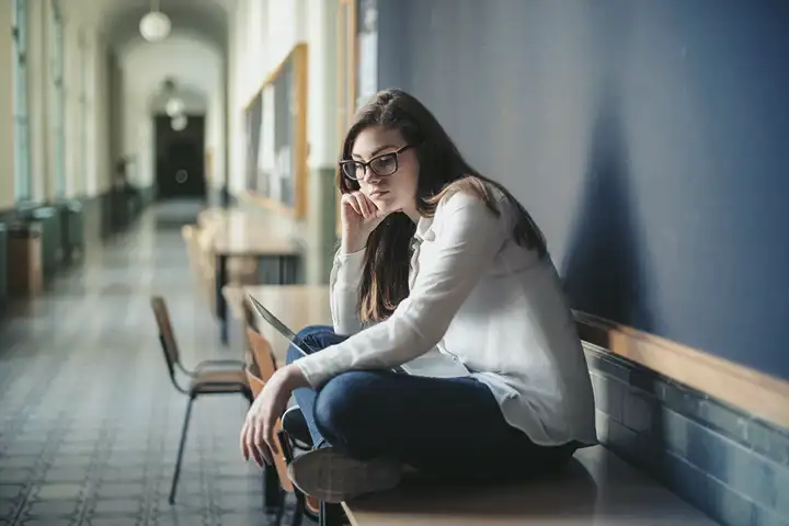 Por que a fibromialgia pode piorar a dor da menstruação