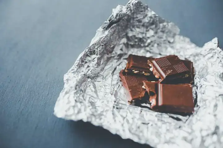Por que o chocolate está causando feridas na minha língua?