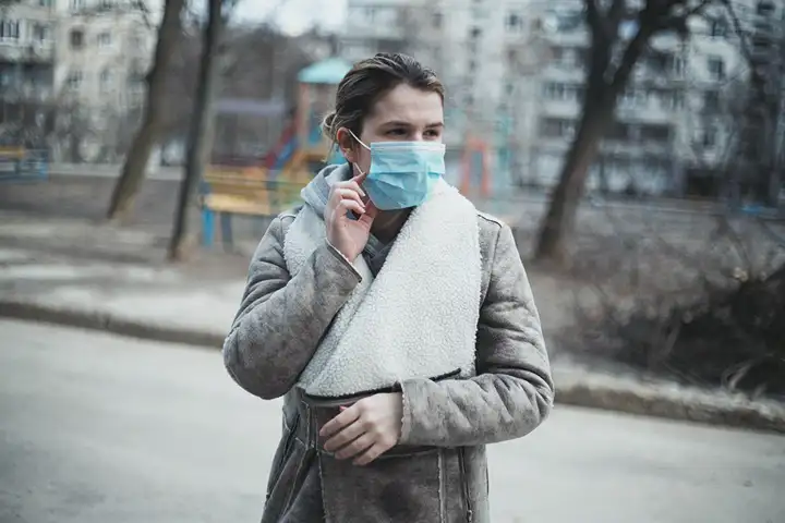 Por que você deve cobrir sua tosse e espirro