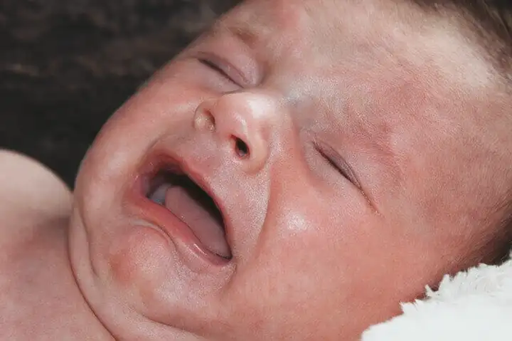 Por que os bebês choram antes de dormir?