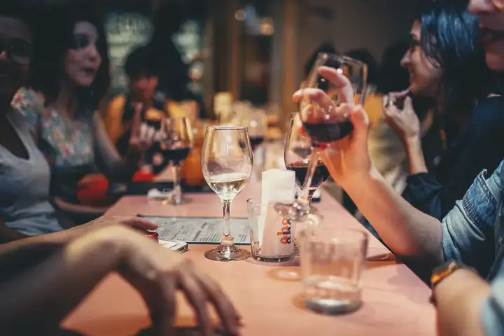 Posso beber vinho se estou tomando anti-histamínico?