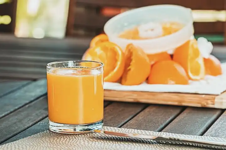 Queimação no estômago depois de comer laranja