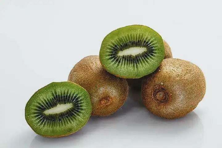 7 super poderes para a saúde ao comer Kiwi (Quiuí)